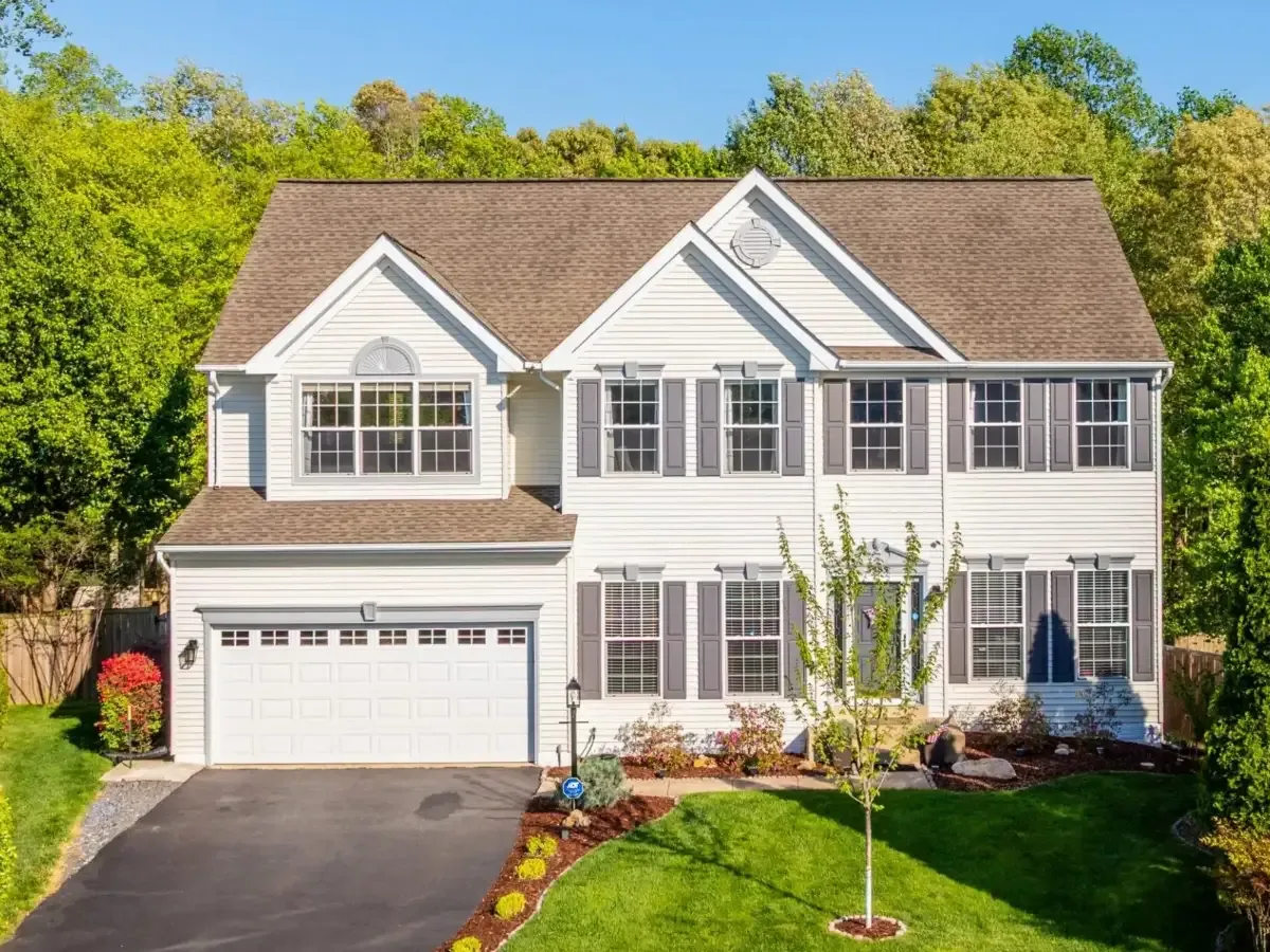 Colonial home with a front lawn in Woodbridge, Virginia
