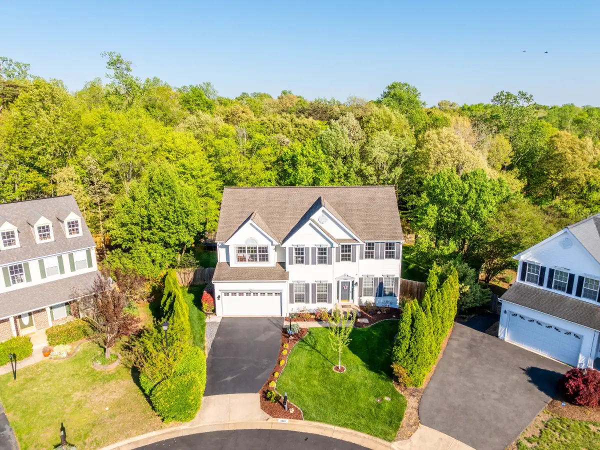 Homes on a tree-lined cul-de-sac in Woodbridge, Virginia, seen from above